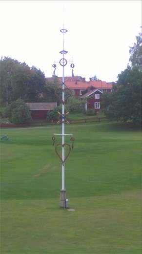 Lekland may pole and red houses