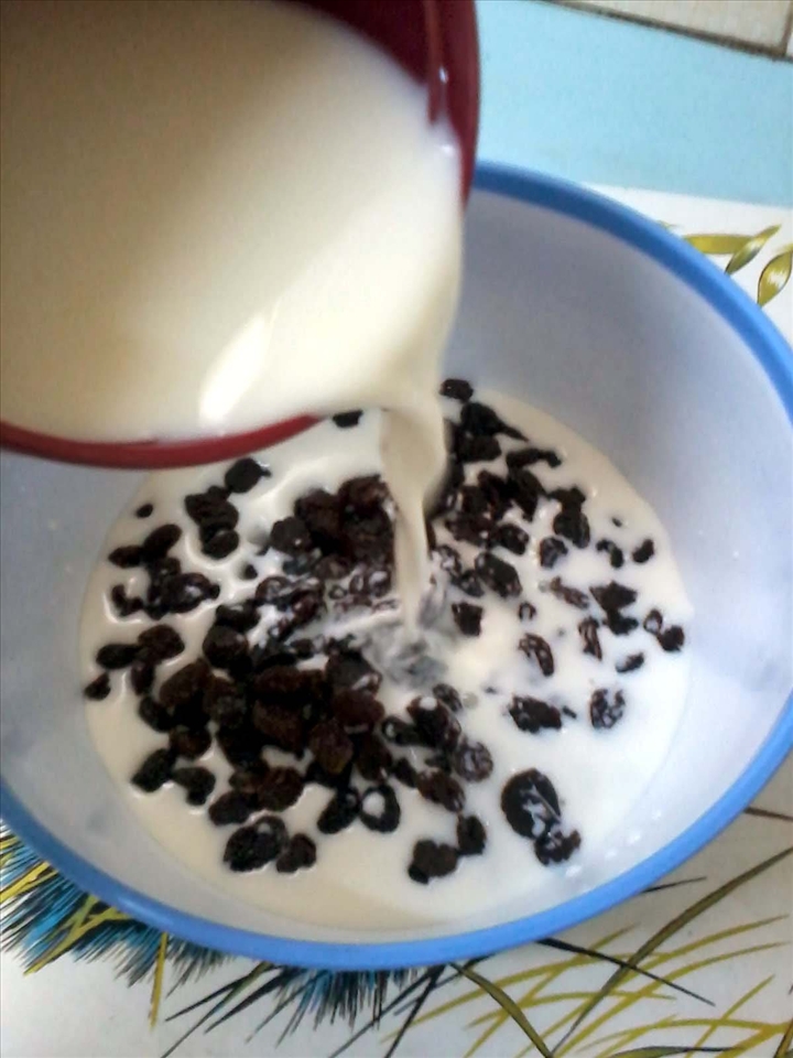 Mix remaining milk, raisins and beaten eggs into bowl. 