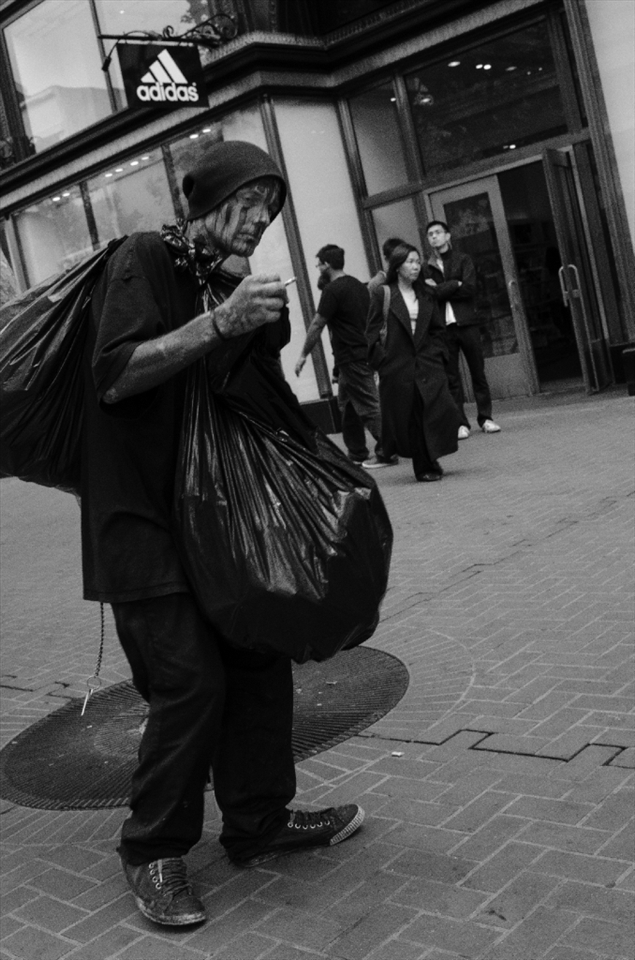 When you first arrive you see the beautiful bridge that makes you cross into the unknown, the Golden Gate they say... this seemed to be the gate of the broken dreams... 