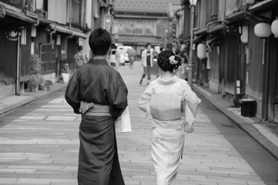 A japanese couple in higashi chaya district, kanazawa