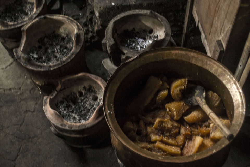 the delicious casava that is being cook with javanese brown sugar