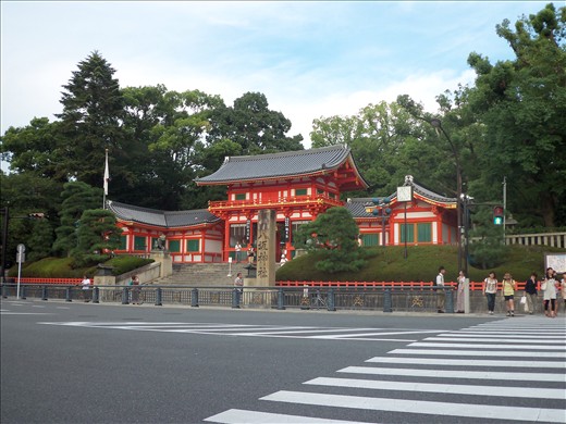 Yasaka Jinja (Yasaka Shrine) in Gion from this crossroads, the real Kyoto