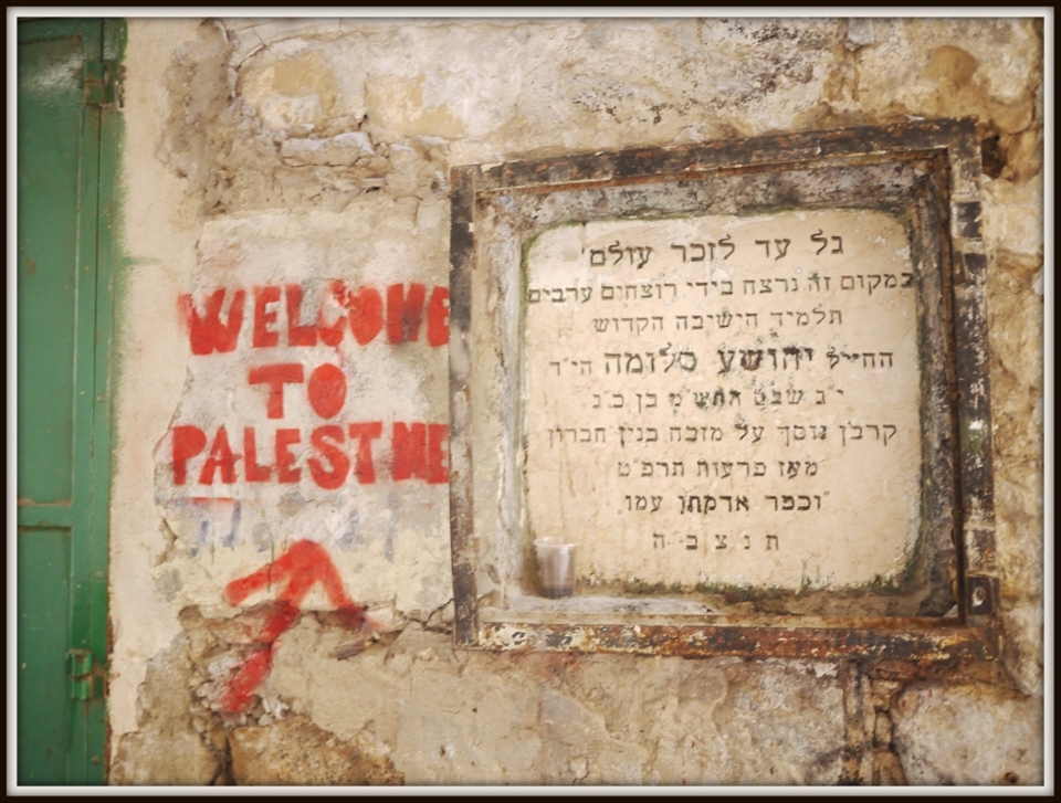 Hebron: a small Arab town inside the Palestine territories, not far from Jerusalem. A very holy site for people of both Muslim and Jewish faith. And the strangest place I have ever been to.