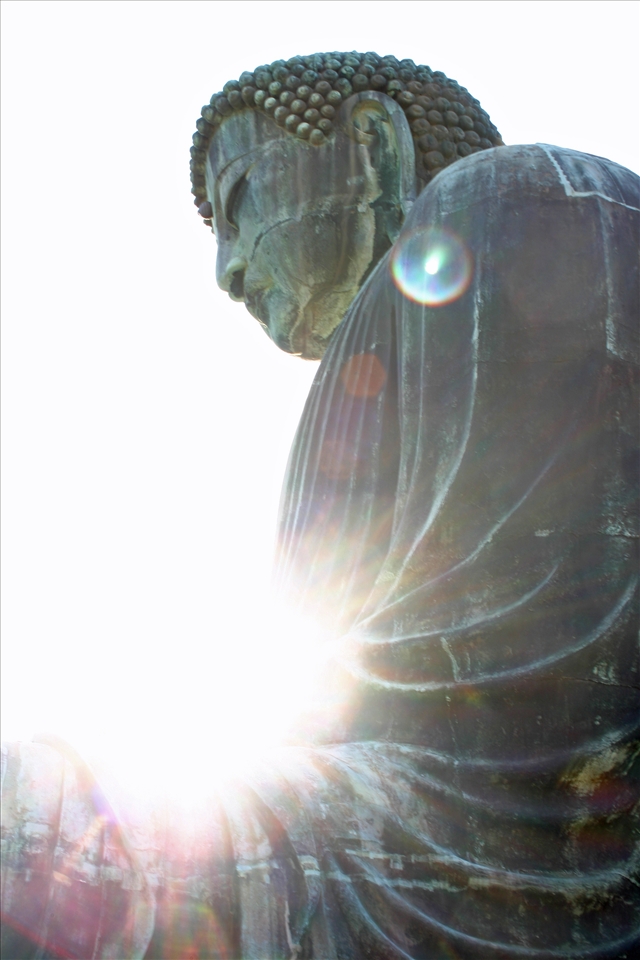 I tried to capture the setting sun in the giant metal Buddha's hands. 