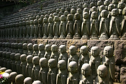 Uniform statues that line up perfectly in the garden. 