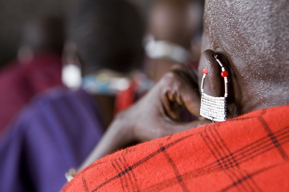 Masai of Ngoile attend the teacher's explanations. 22-09-10, Ngoile (Tanzania)