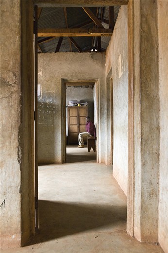 A Masai waits at the end of the hall. 05-08-10, Babati (Tanzania)