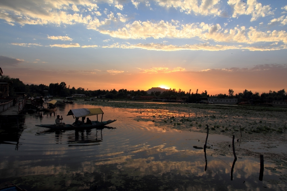 The sunset over Dal Lake in Srinagar, Kashmir: the beginning of a quiet night in a 