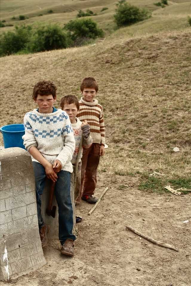 Three brothers take part in the field work (Siscani village)