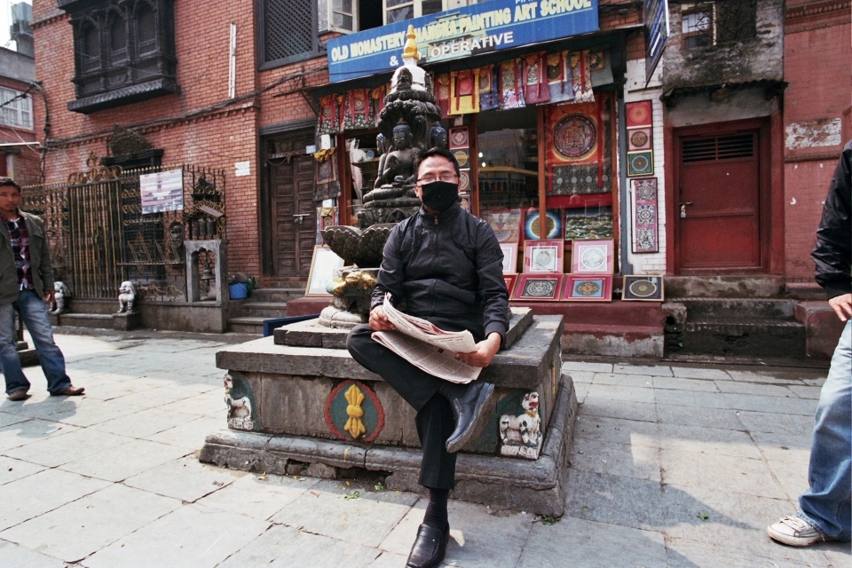 Inside yards like this apeared as the city grew. This yards formed around stupas and/or temples and are multifunctional. Some choose to hang around and read getting away from the noisy, dusty main streets.