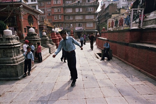 Cricket is popular also in Kathmandu. Kids play after school enjoying the confort of the square formed around the stupa, bewared of heavy traffic and crowded streets.
