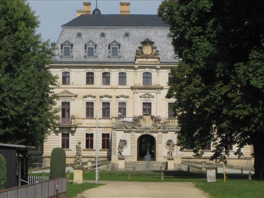 Schloss hunting (Mandy´s new home)