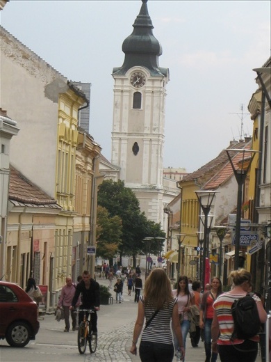Street view in Pecs (and the backs of Kate & Sarah!)