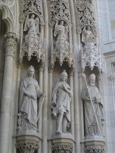 Some motifs around the Cathedral door