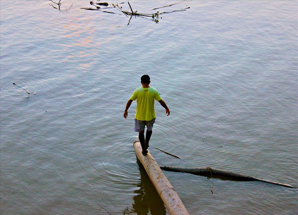 Although detached from technology and the allure of modern life, May knows the river is his blood.  Guiding tourists down the river, he never forgets that the river is guiding him.