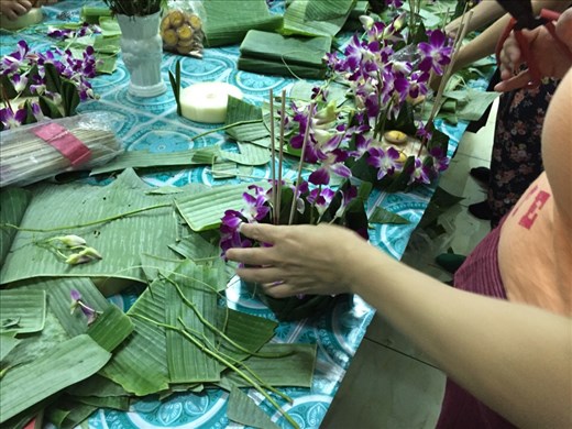 Making the Khom Loy from banana leaves and orchid blossoms 