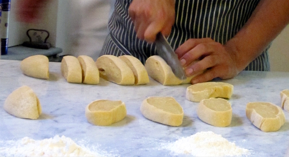 Slicing fresh pasta