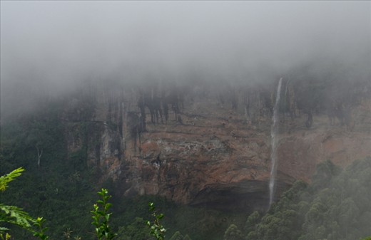 This is Sipi Falls, located on the foothills of Mt. Elgon in Western Uganda. Until the recent past, it has remained a pristine, untouched, green paradise. For the last few years, it has become an increasingly popular tourist destination for the expatriate community in Uganda, giving rise to various hotels, tours and tourist activities such as abseiling. As a tourist like me sat in a double-bed room, with a hot shower and a television, it was heartbreaking to see the state of the local community who lived in a village between our hotel and the falls.