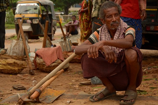 The agricultural worker.
As soon as the day has barely started to dawn at five in the morning, people begin to flock onto a square on the outskirts of Bhubaneshwar, carrying wicker baskets full of work tools on their heads. The square is home to an unusual market, with no stalls or goods. Here, people sell their labor to work in the fields. Once a customer arrives, they pick up their simple tools and leave to work the entire day under the hot Indian sun.