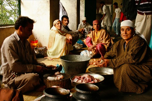 The cooks.
In a kitchen near a big mosque, cooks prepare food for charitable distribution among the local poor and needy in Srinagar, and among visitors to the mosque. During Ramadan everybody coming to the mosque is entitled to food and water. Even we, simple European tourists, were welcomed inside and treated with delicious Kashmiri tea made with milk and saffron. In exchange for their hard work, the cooks get people’s smiles and appreciation. It is a true volunteer’s job. India may be a poor country, where people have many difficulties, but their existence is brightened by the unity, friendship and humanity that come to the fore in their system of life priorities.