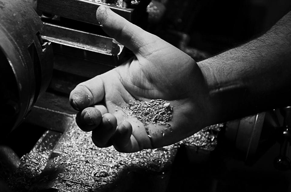 Brass shavings on the milling machine.