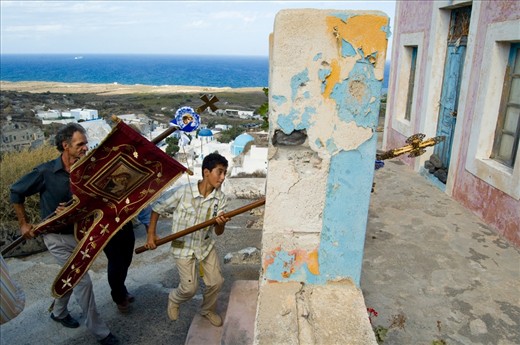 The holders of the banners precede the icon.