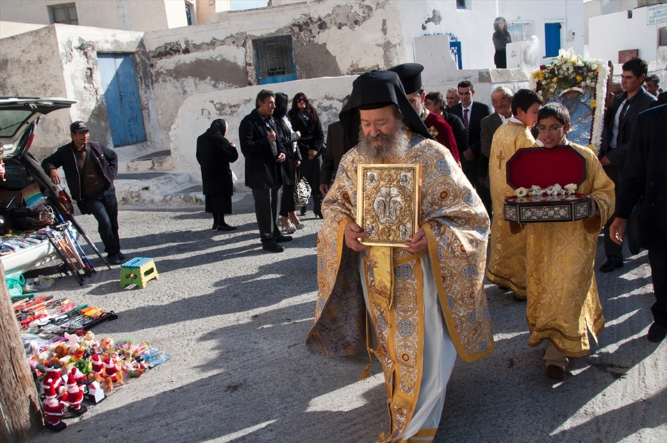 The procession of the icon inside the village.