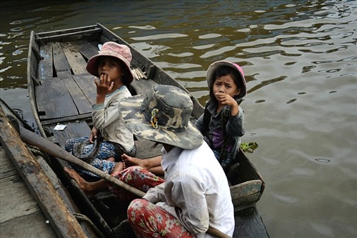 Mother and daughters target tourists on the floating village so they can eat