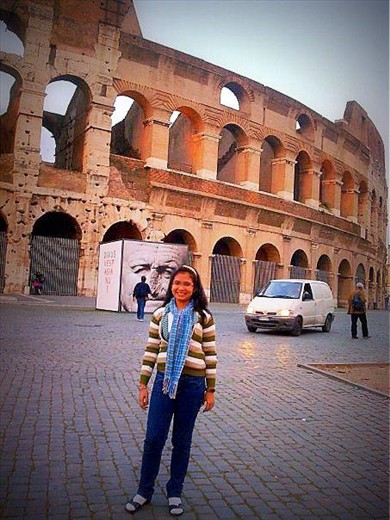 A wanderer posing before the Colosseum in Italy