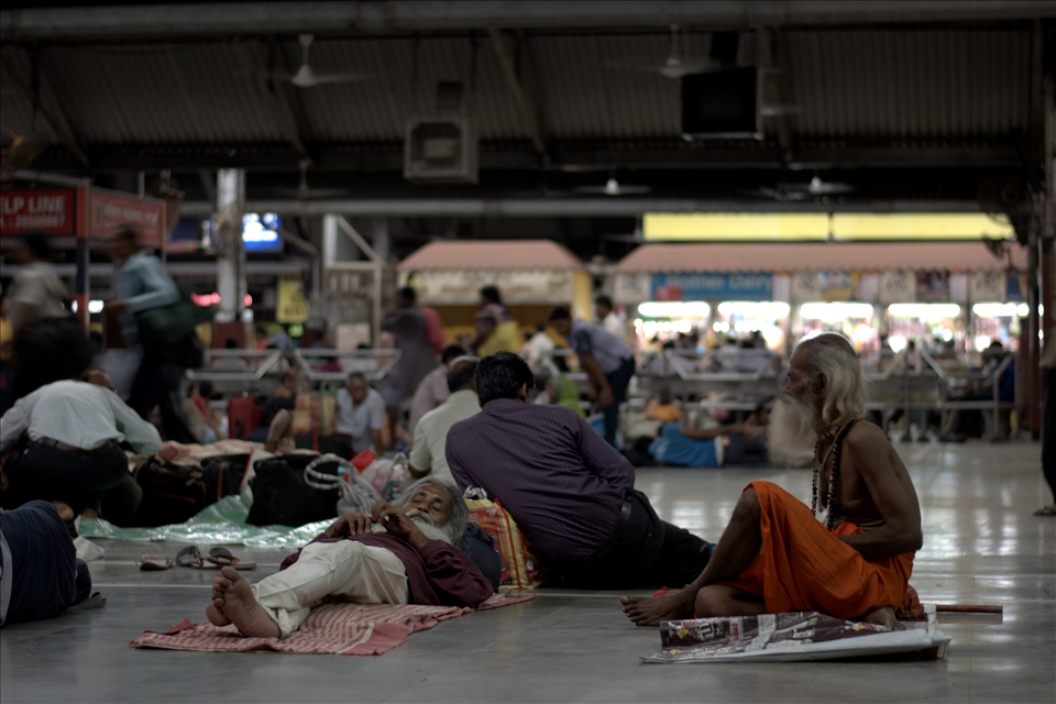 5)	In every Indian train station, at all hours of the night, people can be found sleeping on the ground. Some are waiting for trains, others come to sell goods or to beg. Some come simply for the security of the light. At times you may even spot a wandering Hindu holy man, seated on a newspaper, observing the commotion.