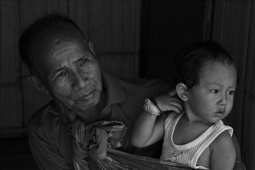 Family ties are strong in the Lahu community. The villages are remote and often inaccessible to the outside during the rainy season. 

Since Thailand´s Princess Mother moved to the area in 1988, the area has become more open to the outside world.