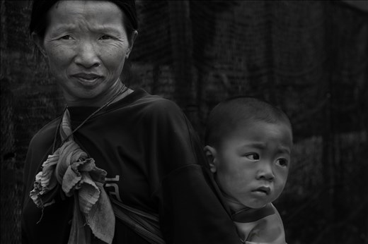 The Akha tribe´s grandparents often care for their grandchildren while parents work in local factories set up by Thailand´s Royal Family to combat a lack of legitimate alternatives to the opium production industry once rife in the area. 

Not one generation before, the Northern tribes had been completely in the grips of the poppy. Old faces bear the scars of this strenous past.