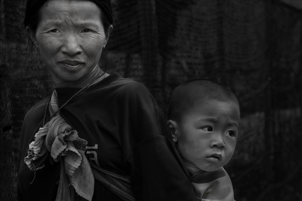 The Akha tribe´s grandparents often care for their grandchildren while parents work in local factories set up by Thailand´s Royal Family to combat a lack of legitimate alternatives to the opium production industry once rife in the area. 

Not one generation before, the Northern tribes had been completely in the grips of the poppy. Old faces bear the scars of this strenous past.