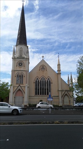 Das ist die Kriche nebenan. Es gibt sehr viele versch. Kirchen.