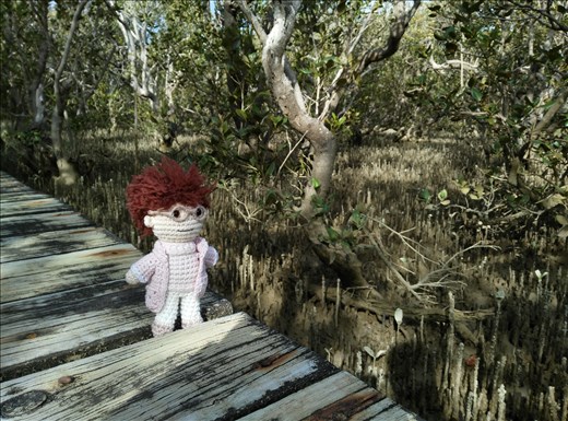 Oma Inge genießt die Sonnenstrahlen + Sumpf