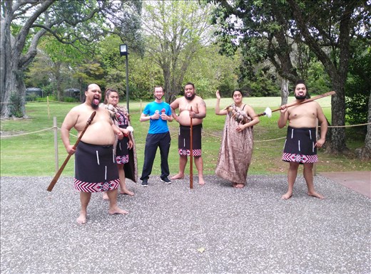 Die Omas und Ich, umzingelt von Maoris!