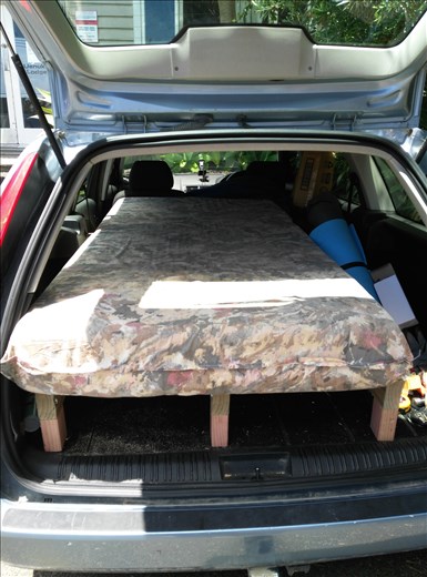 Ich habe ein Auto! Und baute das Bett selber.