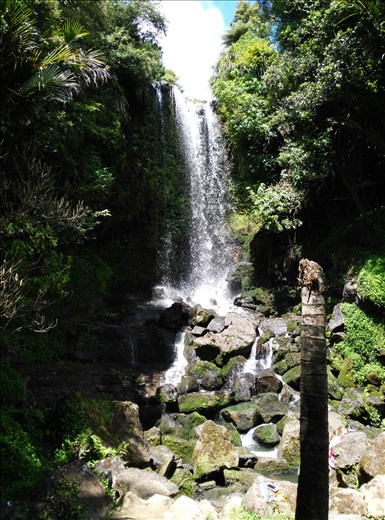 Ich verließ Auckland, etwa 40 min Autofahrt südlich. Schöner Wasserfall!