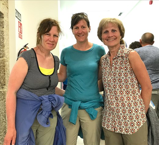 Helena, Marlena and Donna getting acquainted in the LONG line for the Compostela.