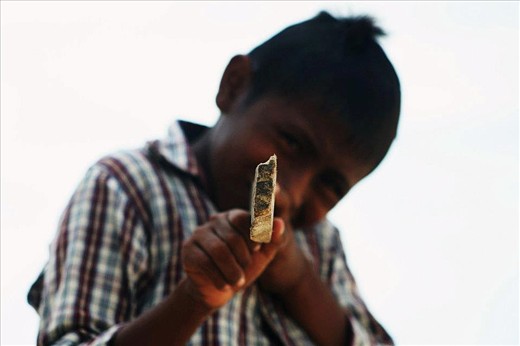 4.“Like toy soldiers” - 
I had the chance to interact with the wayúu people and I could know the way that they live.  With this wooden stick Jimaai plays the character of a soldier, while I was intending to be one of his enemies.
