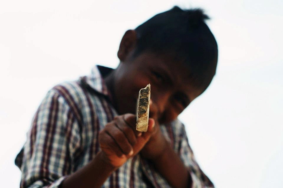 4.“Like toy soldiers” - 
I had the chance to interact with the wayúu people and I could know the way that they live.  With this wooden stick Jimaai plays the character of a soldier, while I was intending to be one of his enemies.
