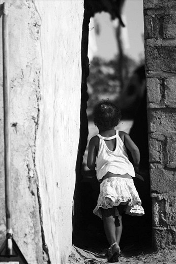 5.“Catch me If you can” - 
Karrawa –a 5-years-old wayúu girl- and her siblings were playing hide-and-seek around their house. The girl invites the spectators to get in a new and unknown place full of imagination, wonders and fun.
