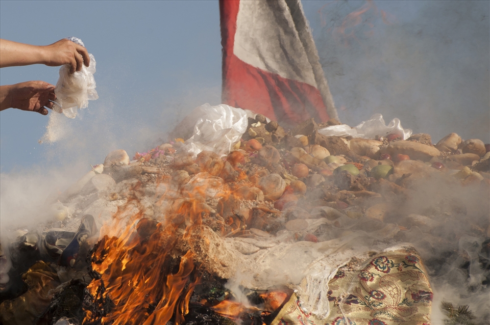Sang (an incense of juniper mixed with flour) is sprinkled on to the offerings. Everything, from food to clothing, is sacrificed on a pyre. In accordance to Bon tradition there would originally have been a blood sacrifice too. However, the Lurol festival has had to be tamed since it's recent resurgence following banishment during the Cultural Revolution.