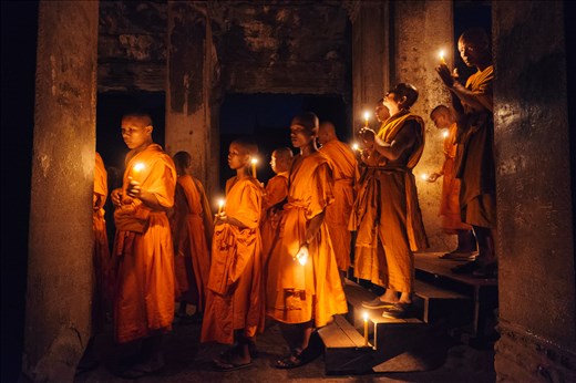 The procession of monks weaves its way through the terrace of 1000 Buddhas.