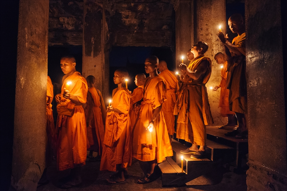 The procession of monks weaves its way through the terrace of 1000 Buddhas.