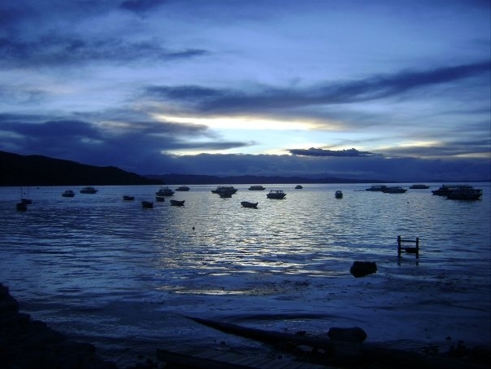 Titicaca, the largest lake in height in the world ... the sun, the sunset ... a sun that caresses the crystal clear lake, kissing each minute to hide ... unforgettable moment ...