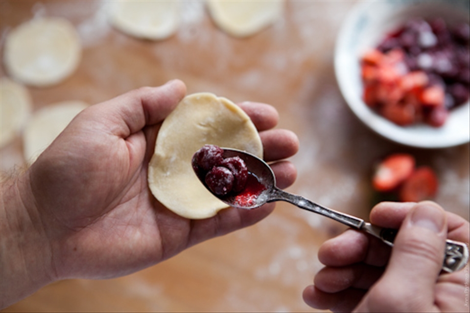Add a teaspoon of filling to each circle.