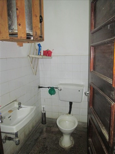 As you can see there is no toilet seat! 