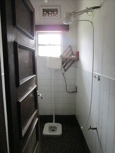 Bathroom with cold shower that doesn't work