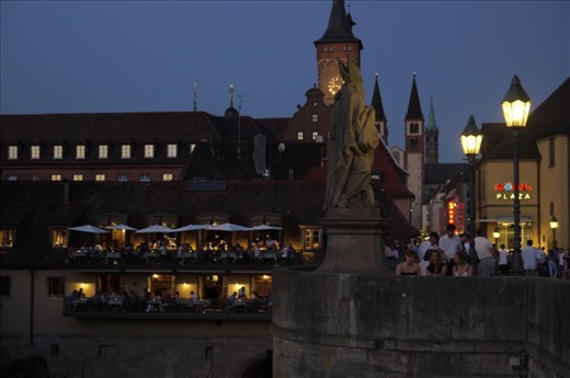 In the afternoon come people to the Old Main bridge to enjoy this afternoon. The situation is so cozy, because nice views to the Marienberg fortress and to the city with 